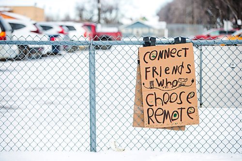 MIKAELA MACKENZIE / WINNIPEG FREE PRESS

A homemade sign at Isaac Brock School in Winnipeg on Monday, Jan. 17, 2022. For --- story.
Winnipeg Free Press 2022.