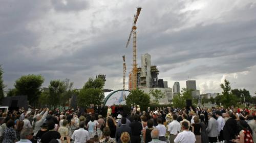 MIKE.DEAL@FREEPRESS.MB.CA 100703 - Saturday, July 03, 2010 -  Her Majesty Queen Elizabeth II unveils the cornerstone for the Canadian Museum for Human Rights which is still under construction in the background. MIKE DEAL / WINNIPEG FREE PRESS