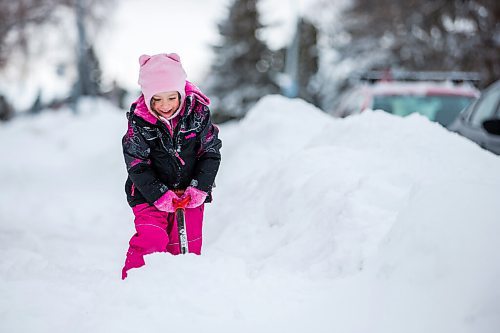 MIKAELA MACKENZIE / WINNIPEG FREE PRESS

Maddy Hunter, three, shovels the sidewalk in the West End after a big snowfall in Winnipeg on Tuesday, Jan. 18, 2022. Standup.
Winnipeg Free Press 2022.