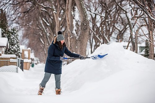 MIKAELA MACKENZIE / WINNIPEG FREE PRESS

Kristen Schmidt shovels her sidewalk in the West End after a big snowfall in Winnipeg on Tuesday, Jan. 18, 2022. Standup.
Winnipeg Free Press 2022.