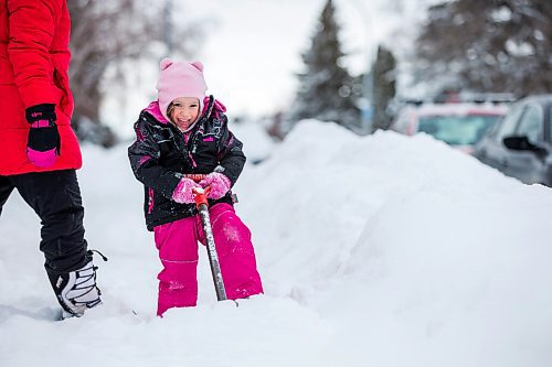 MIKAELA MACKENZIE / WINNIPEG FREE PRESS

Maddy Hunter, three, shovels the sidewalk in the West End after a big snowfall in Winnipeg on Tuesday, Jan. 18, 2022. Standup.
Winnipeg Free Press 2022.