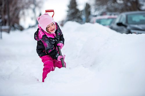 MIKAELA MACKENZIE / WINNIPEG FREE PRESS

Maddy Hunter, three, shovels the sidewalk in the West End after a big snowfall in Winnipeg on Tuesday, Jan. 18, 2022. Standup.
Winnipeg Free Press 2022.