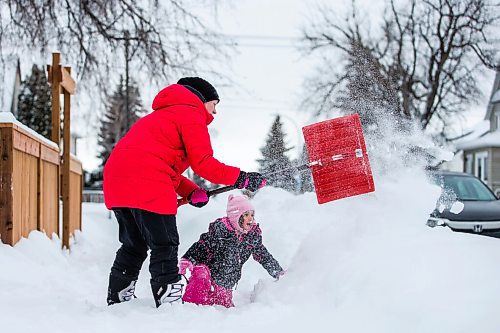 MIKAELA MACKENZIE / WINNIPEG FREE PRESS

Regan Lenton and her daughter, Maddy Hunter (three), shovel the sidewalk together in the West End after a big snowfall in Winnipeg on Tuesday, Jan. 18, 2022. Standup.
Winnipeg Free Press 2022.