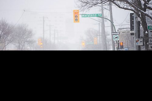 MIKAELA MACKENZIE / WINNIPEG FREE PRESS

Folks brave the snow while crossing Sargent Avenue in Winnipeg on Tuesday, Jan. 18, 2022. Standup.
Winnipeg Free Press 2022.