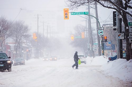 MIKAELA MACKENZIE / WINNIPEG FREE PRESS

Folks brave the snow while crossing Sargent Avenue in Winnipeg on Tuesday, Jan. 18, 2022. Standup.
Winnipeg Free Press 2022.