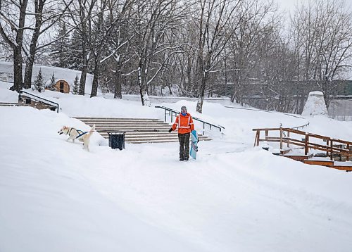 JESSICA LEE / WINNIPEG FREE PRESS

Jeremy Stevens work called a snow day so he and his dog Taiga went to The Forks. He is seen snowboarding down some steps at The Forks with Taiga on January 18, 2022. 







