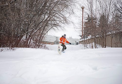 JESSICA LEE / WINNIPEG FREE PRESS

Jeremy Stevens work called a snow day so he and his dog Taiga went to The Forks. He is seen snowboarding down some steps at The Forks with Taiga on January 18, 2022. 







