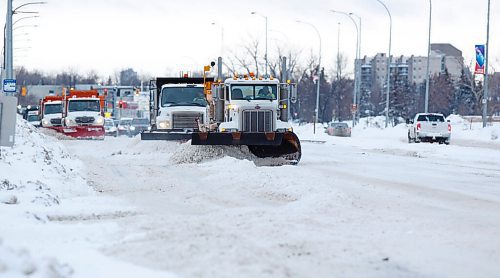 MIKE DEAL / WINNIPEG FREE PRESS
Snow plows make their way south on Pembina Hwy Tuesday morning, clearing accumulated snow from the overnight blizzard.
220118 - Tuesday, January 18, 2022.