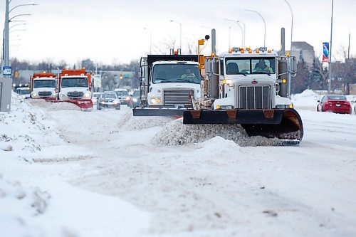 MIKE DEAL / WINNIPEG FREE PRESS
Snow plows make their way south on Pembina Hwy Tuesday morning, clearing accumulated snow from the overnight blizzard.
220118 - Tuesday, January 18, 2022.