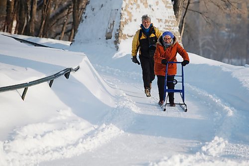 JOHN WOODS / WINNIPEG FREE PRESS
Viola and Dan Prowse, kick sledding enthusiasts, are photographed using their Esla T7 sled on the trails at the Forks Tuesday, January 18, 2022. The couple use their purpose built sled to explore the city.

Re: Wasney