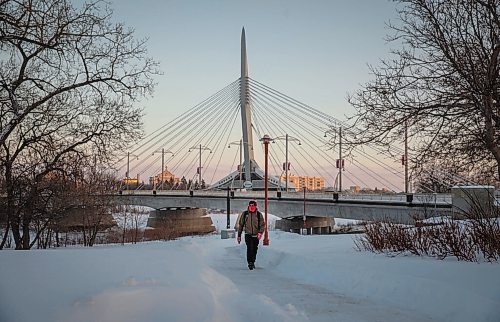 JESSICA LEE / WINNIPEG FREE PRESS

Braeden Mitchell walks on the path under the Provencher Bridge on January 18, 2022 during sunset.






