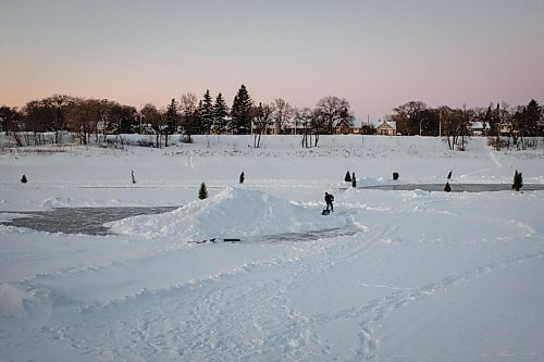 JESSICA LEE / WINNIPEG FREE PRESS

Florian Haskerkehrer shovels snow on the Red River on January 19, 2022.





