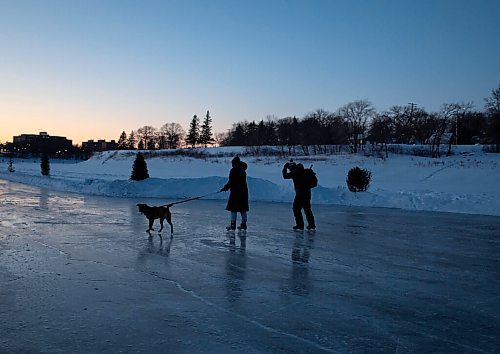 JESSICA LEE / WINNIPEG FREE PRESS

Tara Fingas (left) and Mitchell Stephenson go for a skate on the Red River on January 19, 2022.





