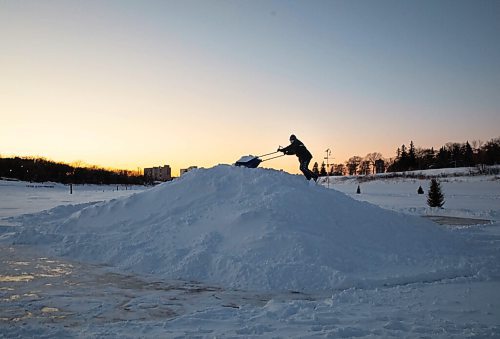 JESSICA LEE / WINNIPEG FREE PRESS

Florian Haskerkehrer shovels snow on the Red River on January 19, 2022.





