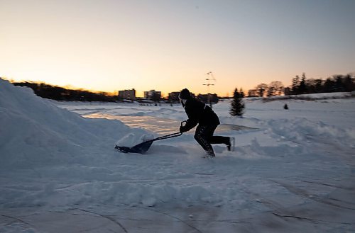 JESSICA LEE / WINNIPEG FREE PRESS

Florian Haskerkehrer shovels snow on the Red River on January 19, 2022.





