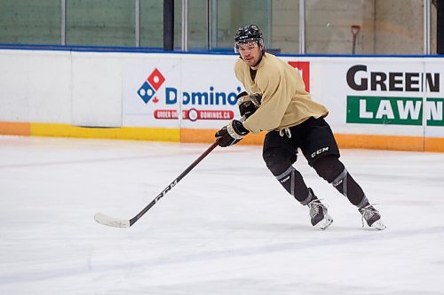 MIKE DEAL / WINNIPEG FREE PRESS
UofM Bisons mens hockey forward Tony Apetagon (20) during practice at Wayne Fleming Arena Thursday morning.
See Taylor Allen story
220120 - Thursday, January 20, 2022.