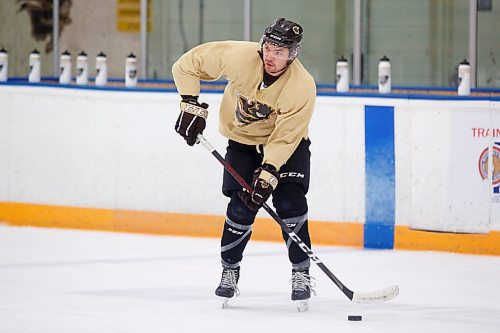 MIKE DEAL / WINNIPEG FREE PRESS
UofM Bisons mens hockey forward Tony Apetagon (20) during practice at Wayne Fleming Arena Thursday morning.
See Taylor Allen story
220120 - Thursday, January 20, 2022.