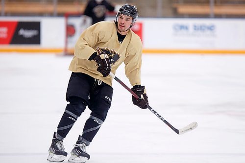 MIKE DEAL / WINNIPEG FREE PRESS
UofM Bisons mens hockey forward Tony Apetagon (20) during practice at Wayne Fleming Arena Thursday morning.
See Taylor Allen story
220120 - Thursday, January 20, 2022.