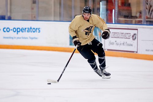 MIKE DEAL / WINNIPEG FREE PRESS
UofM Bisons mens hockey forward Tony Apetagon (20) during practice at Wayne Fleming Arena Thursday morning.
See Taylor Allen story
220120 - Thursday, January 20, 2022.