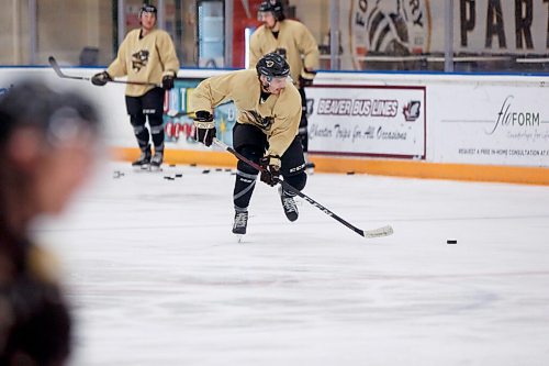 MIKE DEAL / WINNIPEG FREE PRESS
UofM Bisons mens hockey forward Tony Apetagon (20) during practice at Wayne Fleming Arena Thursday morning.
See Taylor Allen story
220120 - Thursday, January 20, 2022.