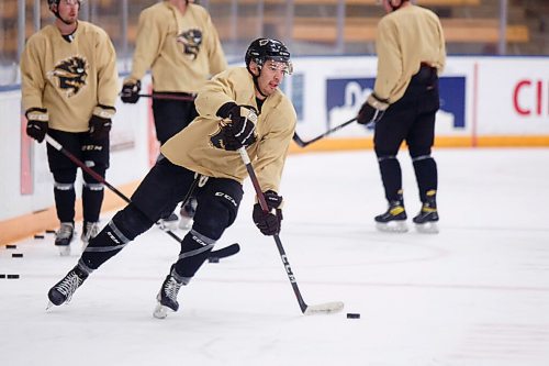 MIKE DEAL / WINNIPEG FREE PRESS
UofM Bisons mens hockey forward Tony Apetagon (20) during practice at Wayne Fleming Arena Thursday morning.
See Taylor Allen story
220120 - Thursday, January 20, 2022.