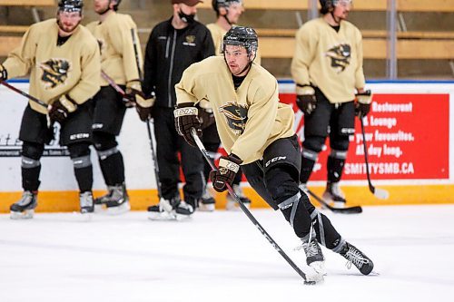 MIKE DEAL / WINNIPEG FREE PRESS
UofM Bisons mens hockey forward Tony Apetagon (20) during practice at Wayne Fleming Arena Thursday morning.
See Taylor Allen story
220120 - Thursday, January 20, 2022.