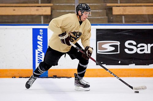 MIKE DEAL / WINNIPEG FREE PRESS
UofM Bisons mens hockey forward Tony Apetagon (20) during practice at Wayne Fleming Arena Thursday morning.
See Taylor Allen story
220120 - Thursday, January 20, 2022.