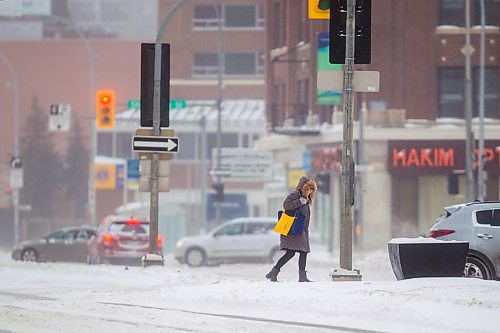 MIKAELA MACKENZIE / WINNIPEG FREE PRESS

Folks battle the blowing snow while crossing Portage Avenue in Winnipeg on Friday, Jan. 21, 2022. Standup.
Winnipeg Free Press 2022.