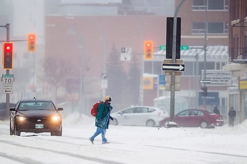 MIKAELA MACKENZIE / WINNIPEG FREE PRESS

Folks battle the blowing snow while crossing Portage Avenue in Winnipeg on Friday, Jan. 21, 2022. Standup.
Winnipeg Free Press 2022.