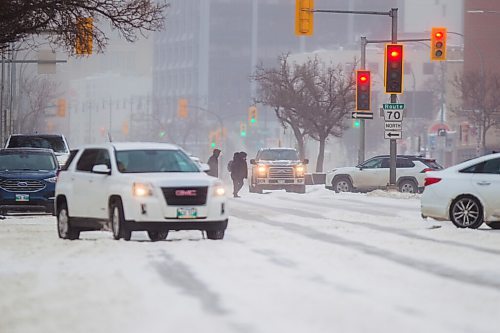 MIKAELA MACKENZIE / WINNIPEG FREE PRESS

Folks battle the blowing snow while crossing Portage Avenue in Winnipeg on Friday, Jan. 21, 2022. Standup.
Winnipeg Free Press 2022.