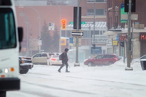 MIKAELA MACKENZIE / WINNIPEG FREE PRESS

Folks battle the blowing snow while crossing Portage Avenue in Winnipeg on Friday, Jan. 21, 2022. Standup.
Winnipeg Free Press 2022.