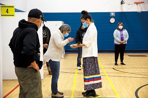 MIKE DEAL / WINNIPEG FREE PRESS
Charmaine Delaronde, Public Health Nurse at WRHA and the Clinical Lead at the Urban Indigenous Vaccination Centre, holds the smudge for Claudette Schelander who retired as nurse in February of 2021 but has been giving COVID vaccinations since the start of the vaccination program.
Ma Mawi Wi Chi Itata Centre vaccine clinic at 363 McGregor Street, brings in a lot of community support and Indigenous tradition including a morning smudge of the vaccines. The atmosphere of togetherness and one-on-one support has helped many in the area who may be wary of getting the vaccine.
See Melissa Martin story
220121 - Friday, January 21, 2022.
