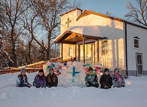JESSICA LEE / WINNIPEG FREE PRESS

Everly Sherry, 12, Madison Corbett, 11, Blake Darragh, 12, Ethan Corbett, 14, Cooper Darragh, 9, and London Sherry, 9, pose in front of the ice church they created in front of the Rosser church on January 20, 2022.

Reporter: Brenda





