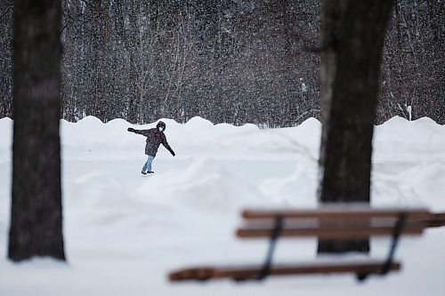 JOHN WOODS / WINNIPEG FREE PRESS
A person practices their skating moves at St. Vital Park, Sunday, January 23, 2022. 

Re: standup