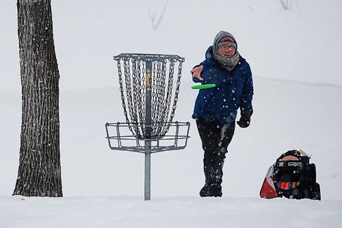 JOHN WOODS / WINNIPEG FREE PRESS
Jason The, owner of Disc Republic, retailer for all things disc sport related, putts at Happyland Park disc golf course, Sunday, January 23, 2022. 

Re: standup