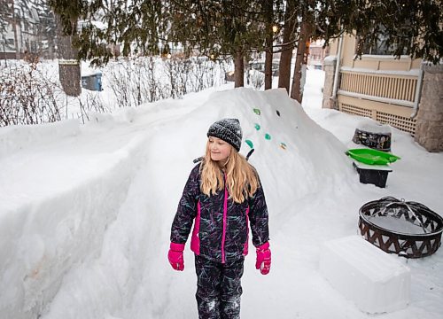 JESSICA LEE / WINNIPEG FREE PRESS

Kaya Raimbault is photographed at the ice castle she built with the help of her neighbour Maurice "Mo" Barriault on January 21, 2022.

Reporter: Melissa





