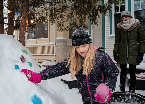 JESSICA LEE / WINNIPEG FREE PRESS

Kaya Raimbault (left) decorates the ice castle she built with the help of her neighbour Maurice "Mo" Barriault on January 21, 2022. The neighbours froze balloons filled with water to make ice orbs. Her mom Terena Caryk watches on the right.

Reporter: Melissa




