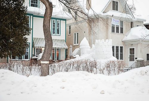 JESSICA LEE / WINNIPEG FREE PRESS

An ice castle built by neighbours Maurice "Mo" Barriault and Kaya Raimbault is photographed on January 21, 2022 in the Wolseley area.

Reporter: Melissa





