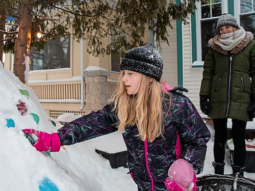 JESSICA LEE / WINNIPEG FREE PRESS

Kaya Raimbault (left) decorates the ice castle she built with the help of her neighbour Maurice "Mo" Barriault on January 21, 2022. The neighbours froze balloons filled with water to make ice orbs. Her mom Terena Caryk watches on the right.

Reporter: Melissa







