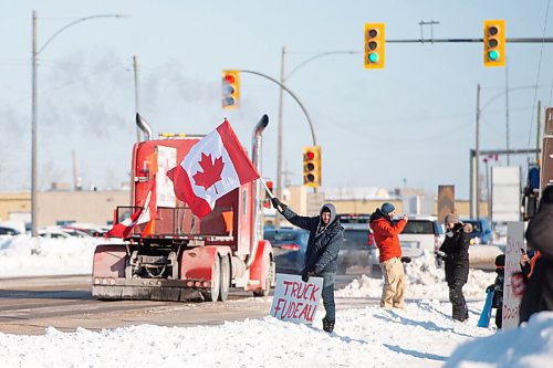 Mike Sudoma / Winnipeg Free Press
A Freedom Convoy supporter waves a flag as the convoy makes their way past Headingley Mb as they drive from Vancouver to Ottawa Tuesday afternoon
January 25, 2022