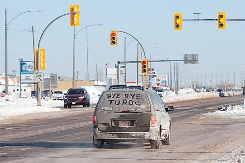 Mike Sudoma / Winnipeg Free Press
A minivan involved in the Freedom Conoy with the words Bye Bye Turdo (referring to Prime Minister Justin Trudeau) leads the convoy through Headingley, Mb Tuesday afternoon
January 25, 2022