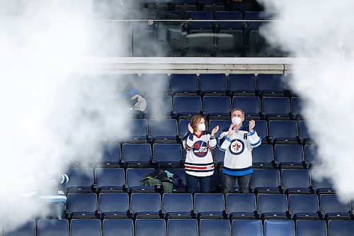 JOHN WOODS / WINNIPEG FREE PRESS
Fans celebrate a Winnipeg Jets' goal against the Florida Panthers. 250 fans were allowed in to cheer on the Winnipeg Jets against the Florida Panthers in NHL action in Winnipeg Tuesday, January 25, 2022. The number of fans were restricted due to provincial COVID-19 health restrictions.

Re: Bell