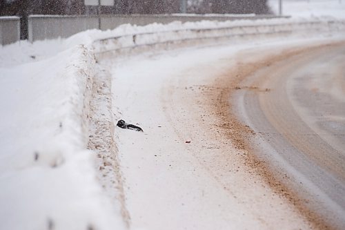 Mike Sudoma / Winnipeg Free Press
A piece of debris lays at the side of the road as traffic makes their way over the Disraeli bridge in downtown Winnipeg Wednesday afternoon
January 25, 2022