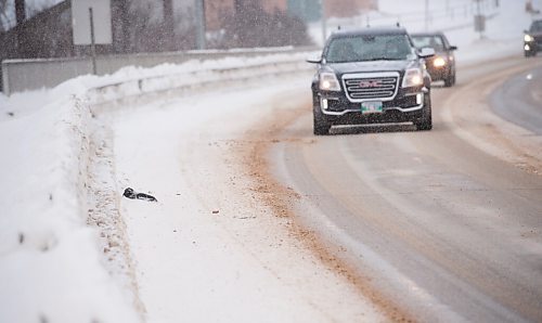 Mike Sudoma / Winnipeg Free Press
A piece of debris lays at the side of the road as traffic makes their way over the Disraeli bridge in downtown Winnipeg Wednesday afternoon
January 25, 2022