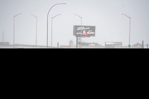 Mike Sudoma / Winnipeg Free Press
Traffic makes their way over the Disraeli bridge in downtown Winnipeg Wednesday afternoon
January 25, 2022
