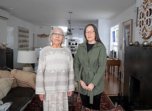 JESSICA LEE / WINNIPEG FREE PRESS

Roberta Stout (right) and her mom Madeleine Dion Stout are photographed at Robertas home on January 26, 2022. Robertas dad and Madeleines husband, Bob, was diagnosed with Alzheimers about three years ago.

Reporter: Sabrina





