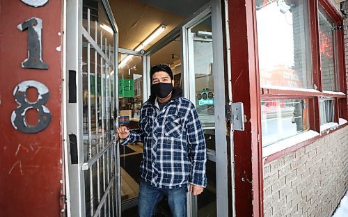 RUTH BONNEVILLE / WINNIPEG FREE PRESS

BIZ - break-ins

Who: Majid Chaudhary, owner of Pizzarama Chicken and Fries, next to his front door where he has experienced break-ins. 

People have tried to break into Pizzarama at least three times in the past two weeks. This is for an article on crime and businesses.

Gabby Piché story


Jan 26th,  2022