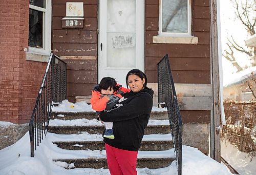 JESSICA LEE / WINNIPEG FREE PRESS

Kyetta Fontaine poses for a portrait on January 26, 2022 in front of her home holding her daughter, 18 month old Octavia Houle.

Reporter: Dylan





