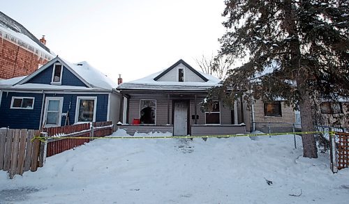 MIKE DEAL / WINNIPEG FREE PRESS
The remains of a house fire at 323 Simcoe Street Thursday morning.
220127 - Thursday, January 27, 2022.