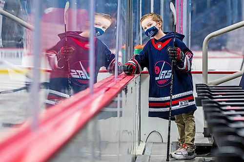 MIKAELA MACKENZIE / WINNIPEG FREE PRESS

Six-year-old fan Ryden Everett watches Jets practice at the Canada Life Centre in Winnipeg on Friday, Jan. 28, 2022.  For Mike McIntyre story.
Winnipeg Free Press 2022.